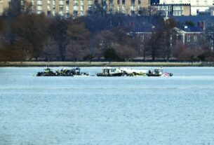 Emergency workers carry out a search operation in the Potomac River after the air crash in Washington. Photo: REUTERS