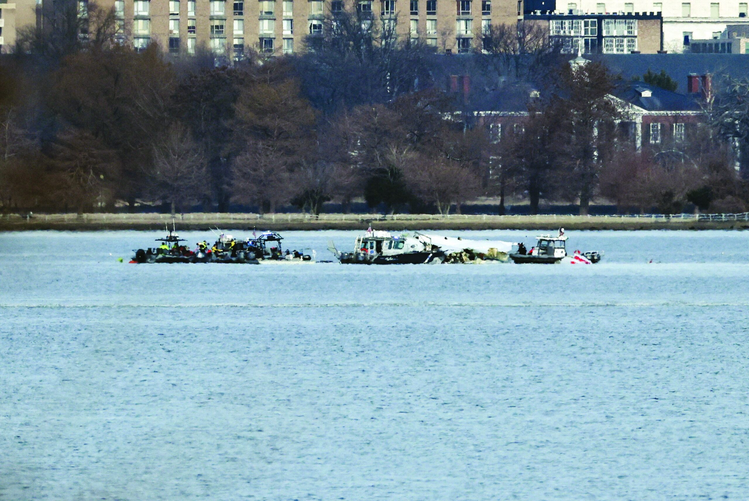 Emergency workers carry out a search operation in the Potomac River after the air crash in Washington. Photo: REUTERS