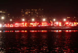 Emergency vehicles converge on the crash site after American Eagle Flight 5342 collided with a helicopter near Reagan National Airport and plunged into the Potomac River/Reuters